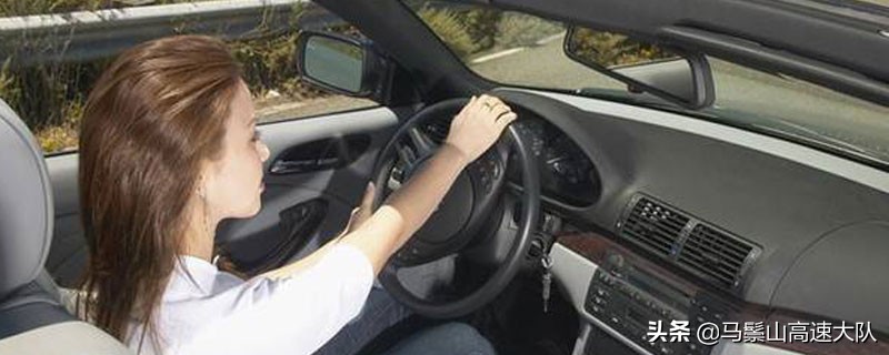 离合器跟刹车怎么配合起步,坡起下坡时离合和刹车如何控制