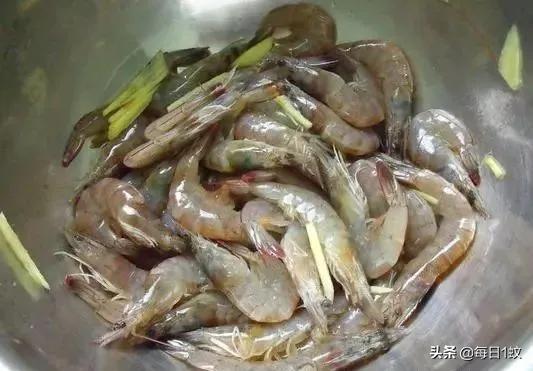 煮虾的正确方法是冷水下锅,煮虾是用热水煮还是用冷水煮