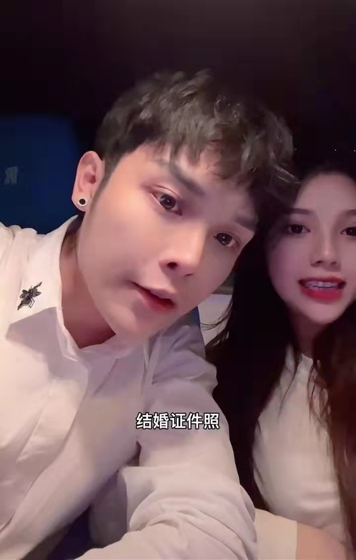 小猪先生终于官宣领证！不忘带货送香水，还戴假戒指晒照被群嘲