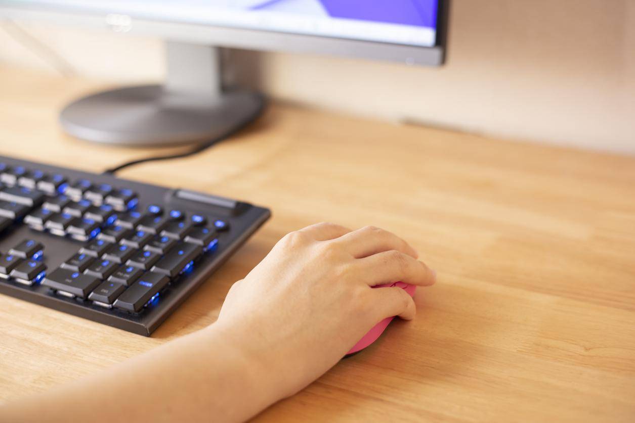 罗技鼠标gpw三代樱花粉,罗技prowireless鼠标测评