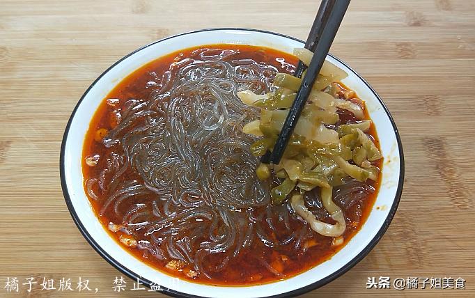 想吃正宗酸辣粉很简单,想吃酸辣粉要不要去买