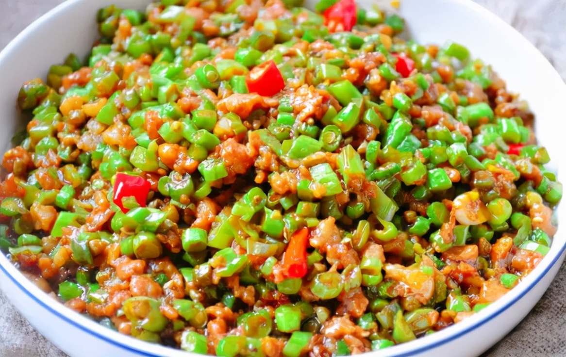 谢娜在家中给女儿做辅食,谢娜土豆烧排骨