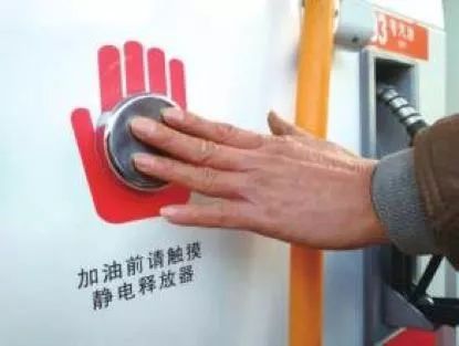 为什么秋冬天更容易出现静电,为什么冬天静电很厉害怎么避免