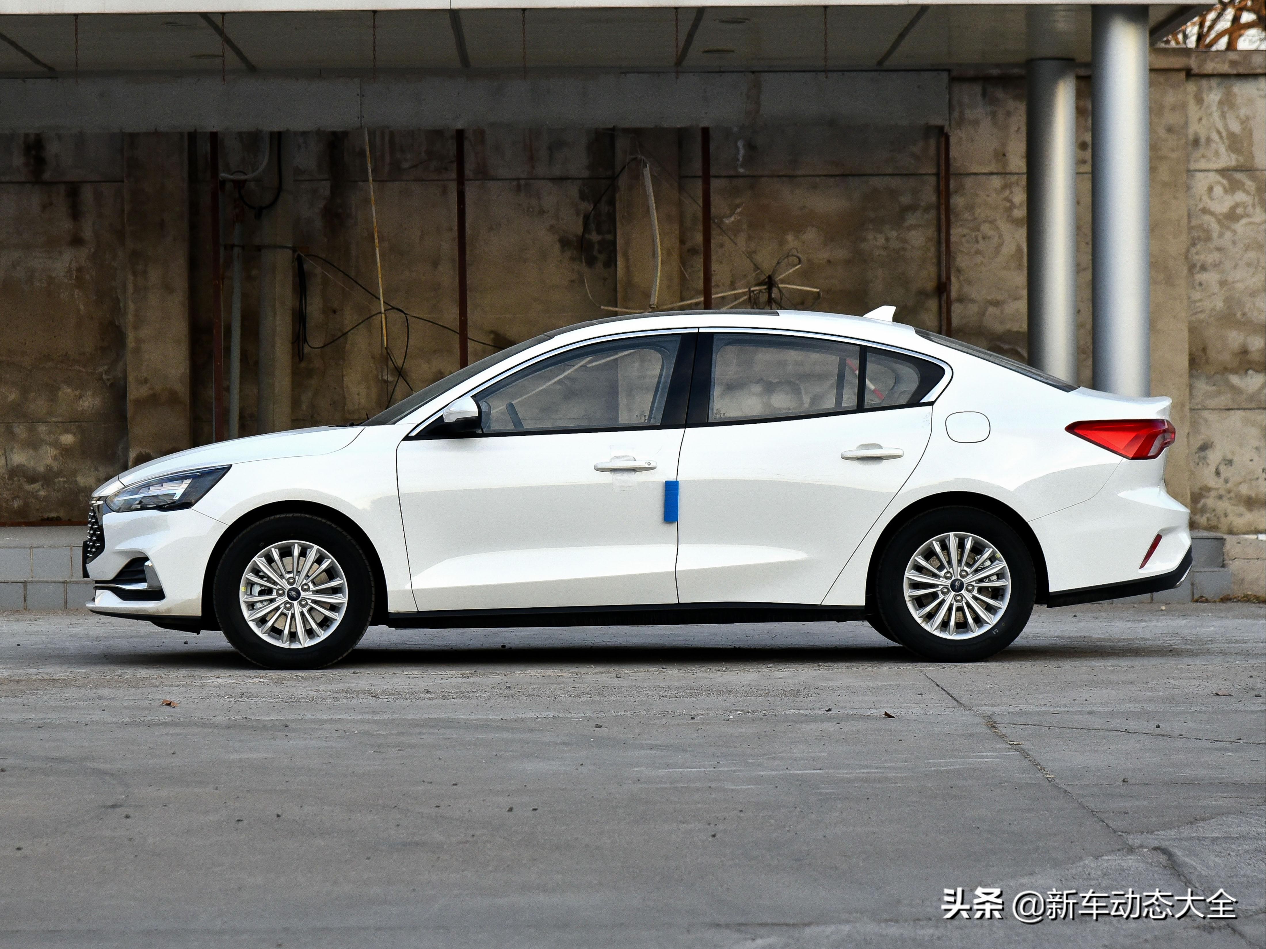 三厢版本合资家轿，低油耗底盘稳用料好，实拍福克斯