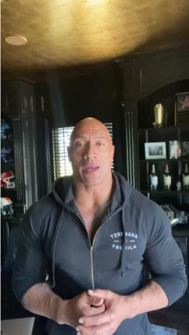 美国演员巨石强森自曝感染新冠,巨石强森与妻女确诊新冠