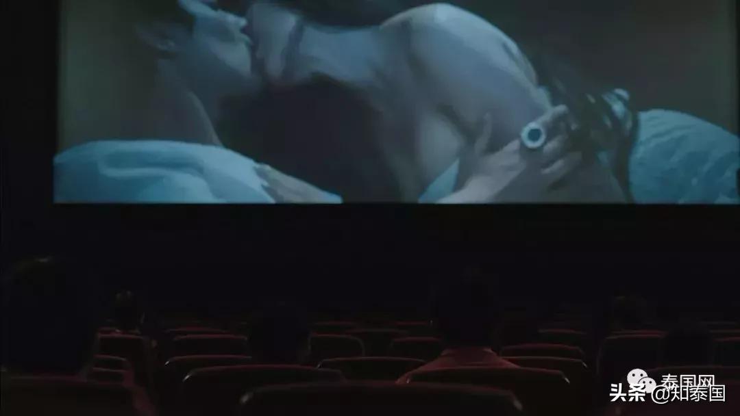 被士兵“上身”的年轻女巫，为何要去舔舐老女人伤痕累累的大腿？