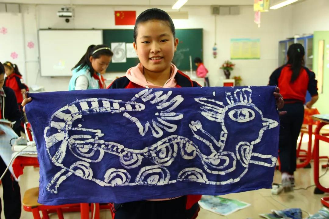 一幅新年主题画小学生,小学生新春祝福美术画