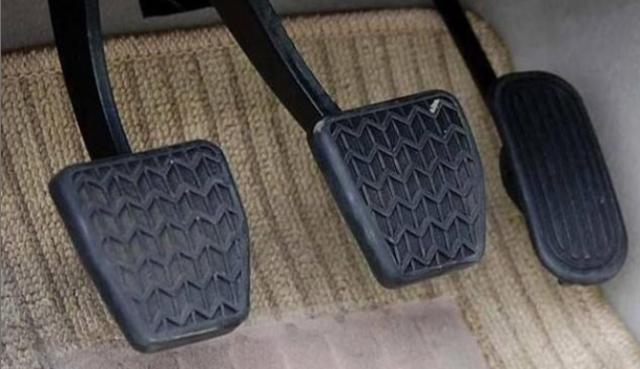 刹车和离合同时踩熄火是怎么回事,刹车离合要不要同时踩到底