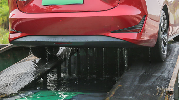 纯电的车涉水能力怎么样,新能源车涉水短路会怎样