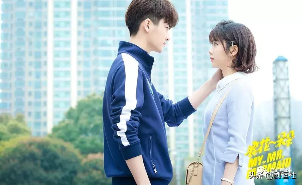 这是什么甜甜的爱情，女一男二举高高发糖太有爱了！