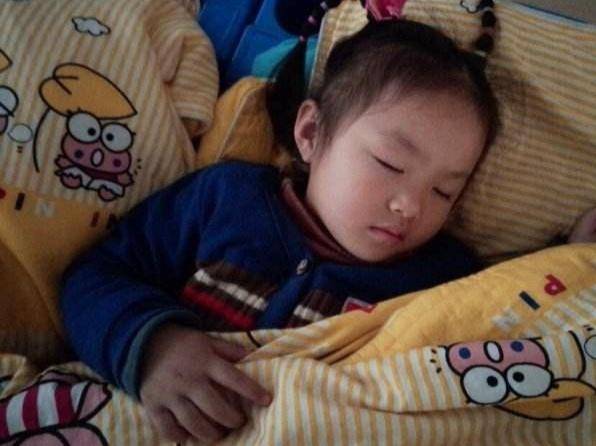 宝宝睡觉总是滚来滚去的怎么回事,宝宝睡觉总是乱动怎么解决