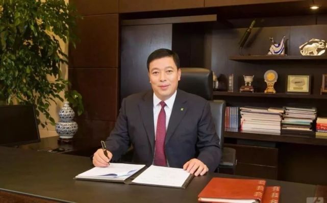 江苏穷小子，13岁工地搬砖白手起家，如今身家1400亿，成江苏首富