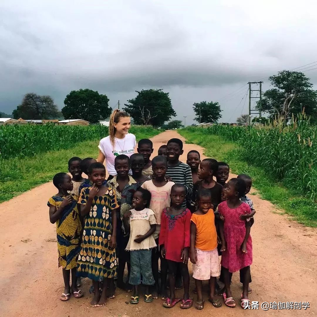 一个女孩几岁练瑜伽赚了十万 (瑜伽年入千万)