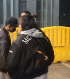 王源差点被台阶绊倒,王源一不小心绊倒自己系列