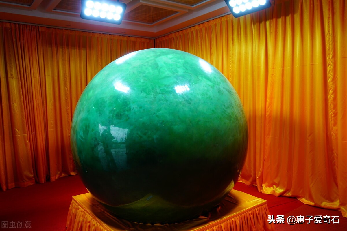 在大山捡到发光的石头有什么危害,网上卖的发光夜明珠对人体有害吗