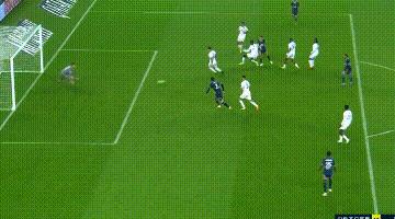 巴黎圣日耳曼内马尔被踢,内马尔在球上绑鞋带被踢