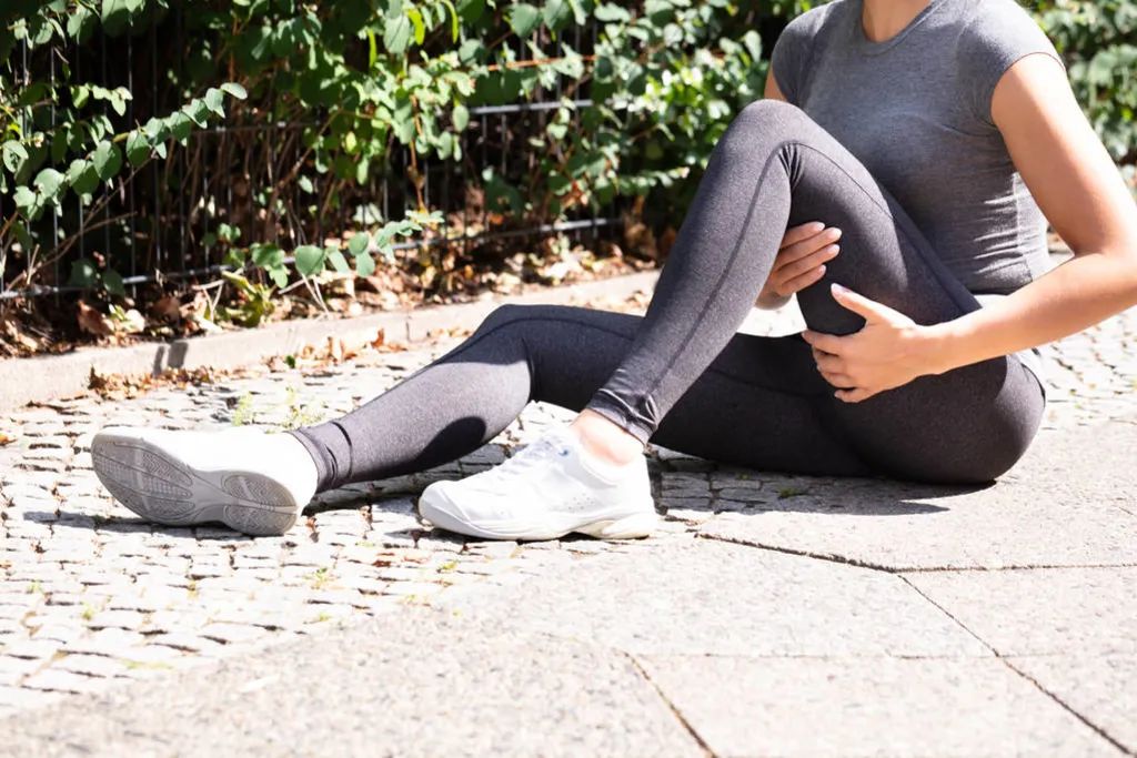 跌打损伤用红花油还是活络油,云南白药红花油