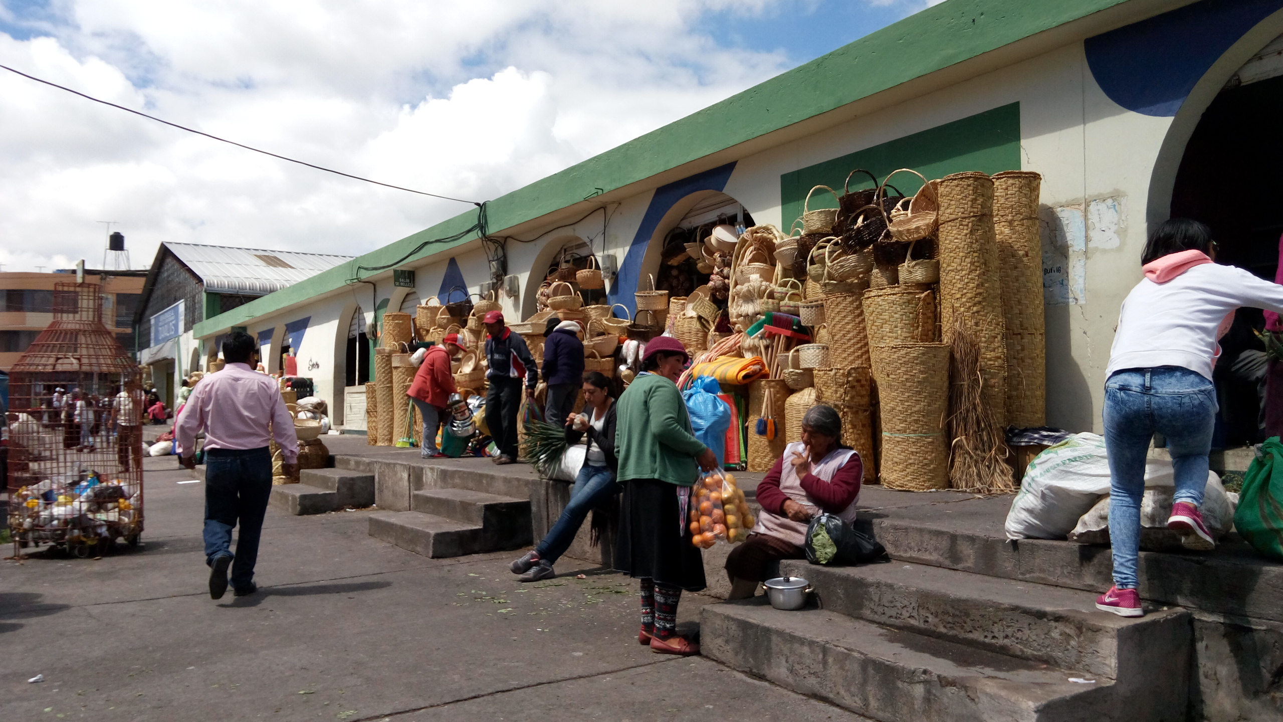 那年我在南美洲厄瓜多尔逛农贸市场，看到蔬果是按只按堆按袋计价