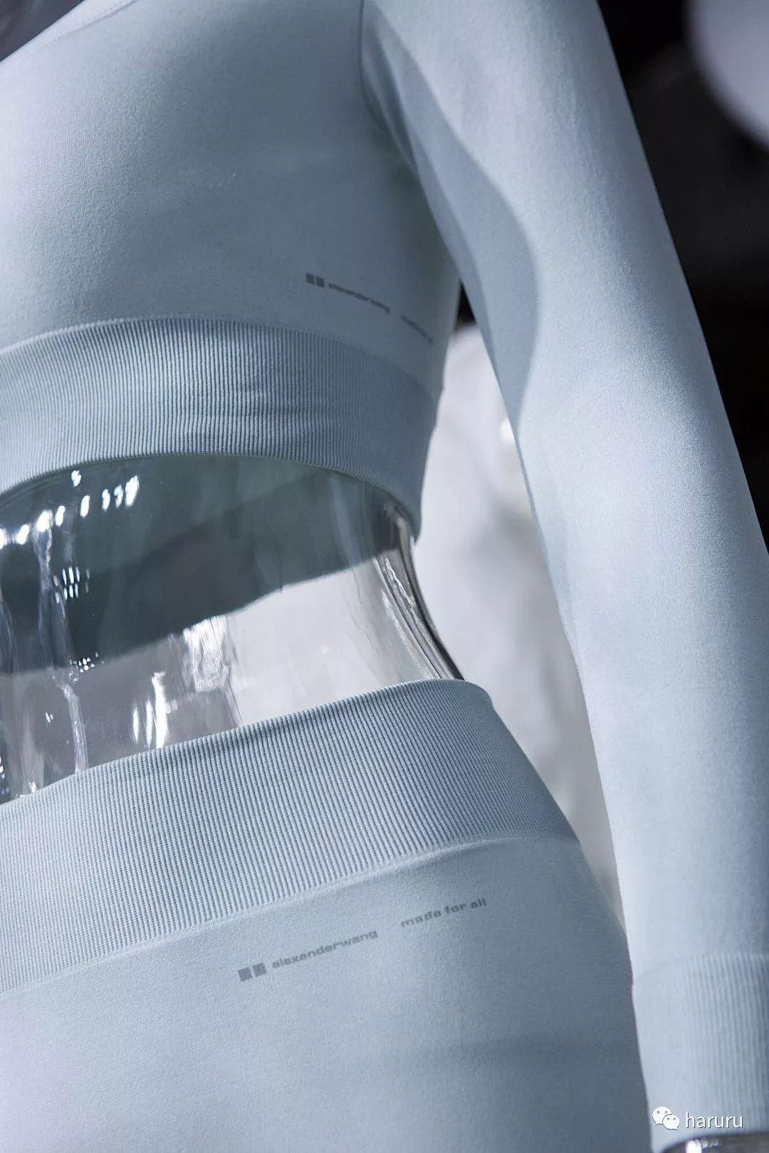 赖冠霖联名同款羽绒服,赖冠霖深蓝色西装