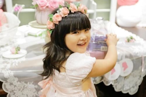 妈妈给萌娃扎五角星辫子,妈妈为女儿扎的五角星头发