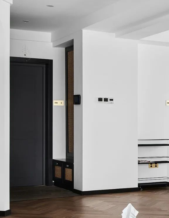 邻居秀家|细节控的家有多治愈?单凭她家开关就能出圈了