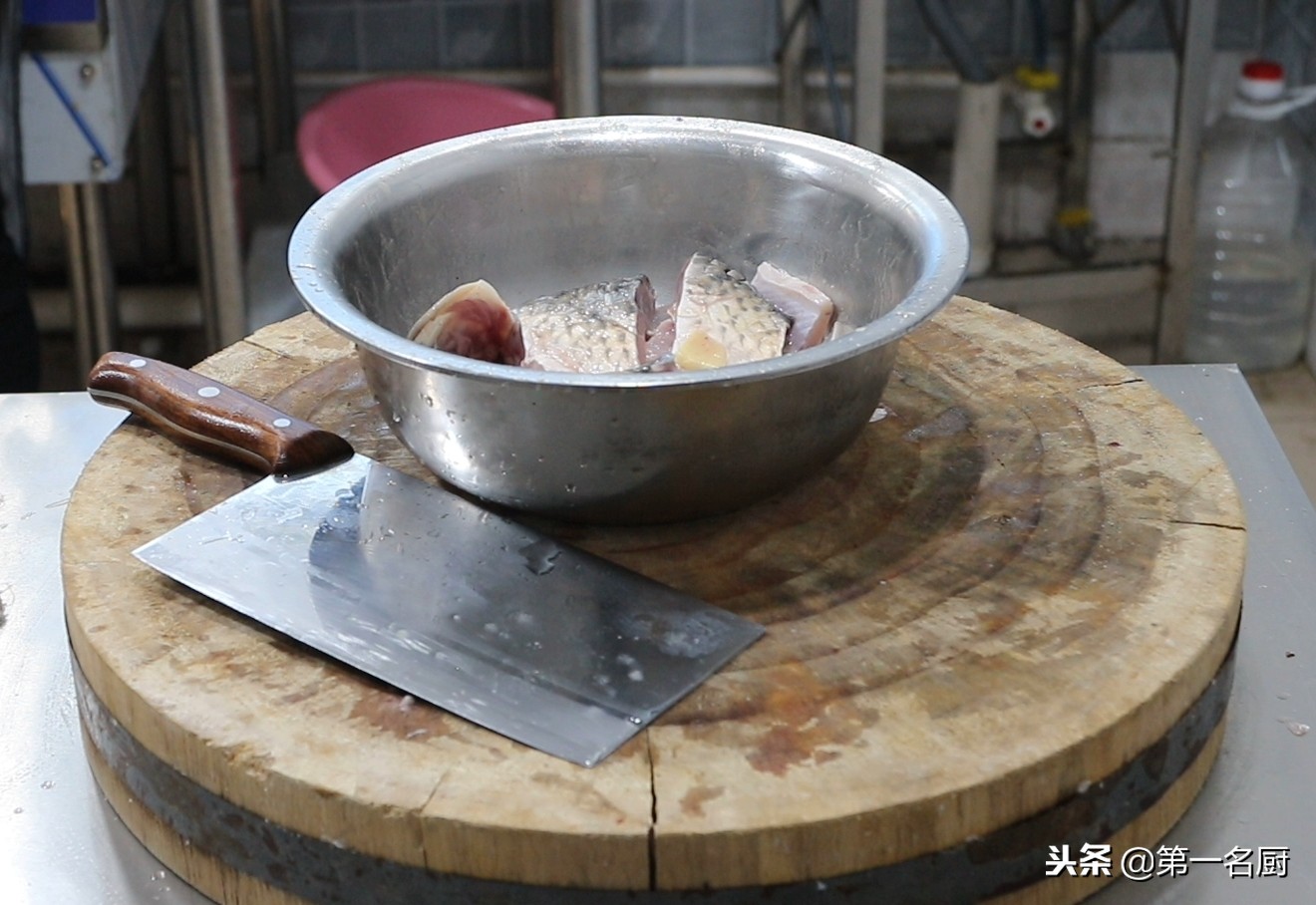 大厨分享煎焖鲤鱼家常做法,不腥不腻,肉质鲜嫩,学会在家轻松做