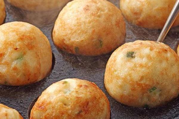 街头风味小吃；美味可口的章鱼小丸子，一口一个