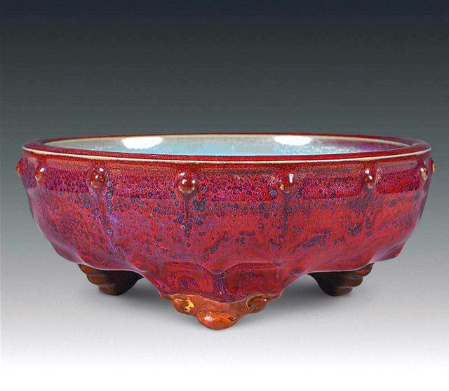 价值80万的古董被人当烟灰缸扔了,老汉捡到一个盆当成烟灰缸三年