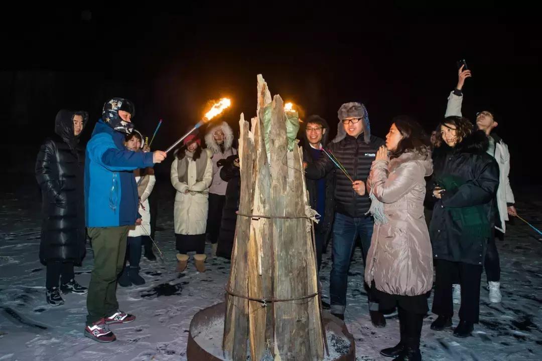 东风本田冰雪远征车队集结松发集团度假宾馆，冰上篝火不夜天！