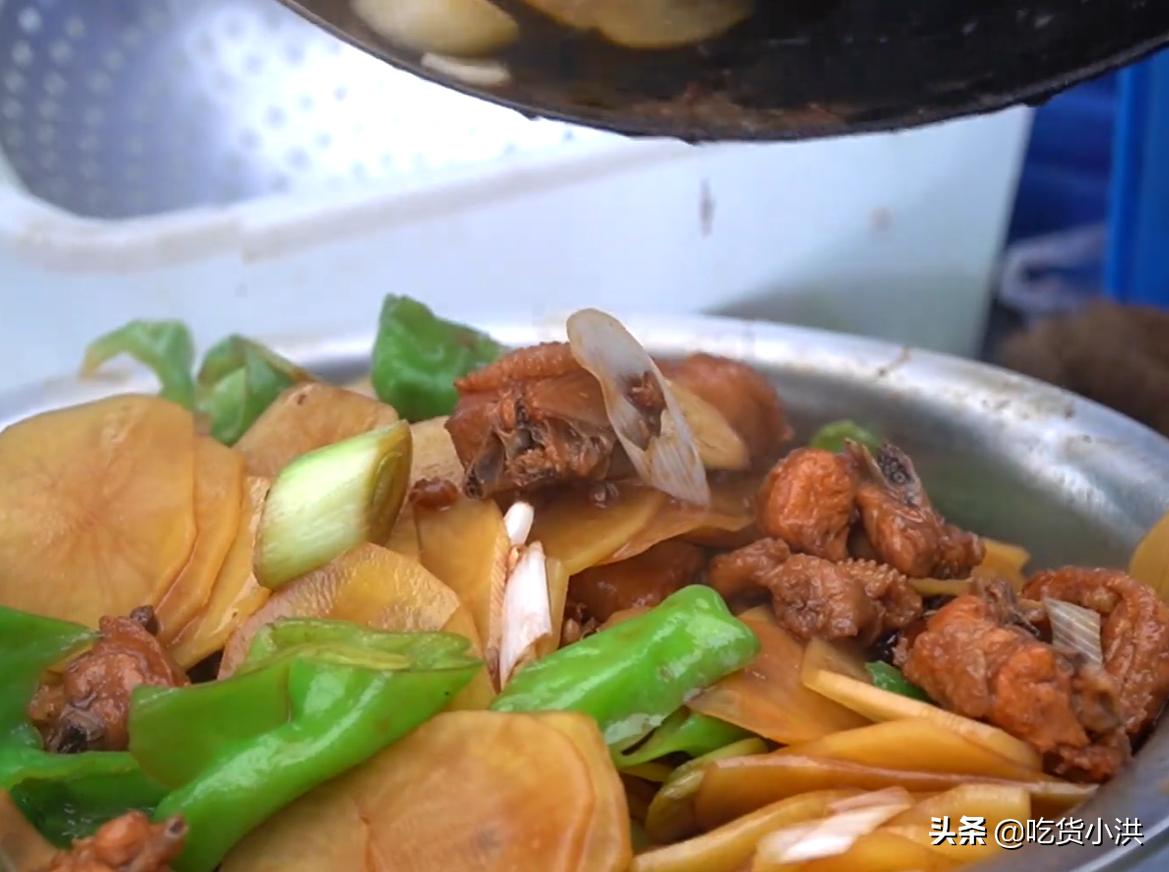 临沂炒鸡夫妻,临沂小哥露天卖炒鸡