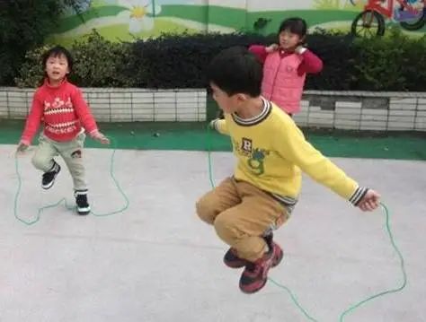 第一次月经后，宝*逼妈**13岁女儿跳绳“长高”，结果惊喜变惊吓