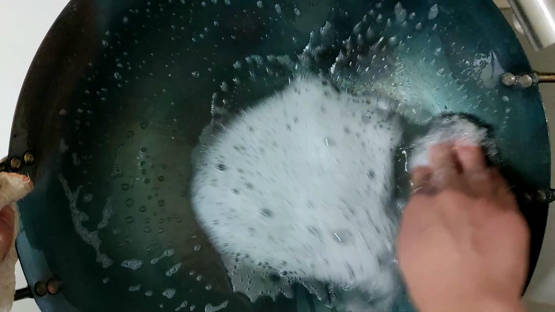 新铁锅千万别直接烧,等于吃掉了涂层,大厨正确开锅不生锈不粘锅