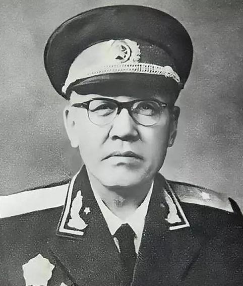 19岁是红军师政委，1955年被授予少将，罗帅向他道歉：我们搞错了
