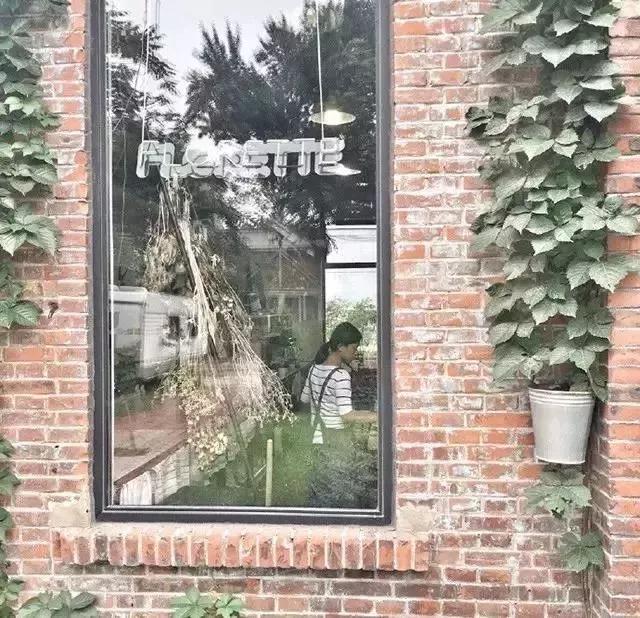 这家破厂房改造的花店，这是北京最美的小花店，明星都来拍照