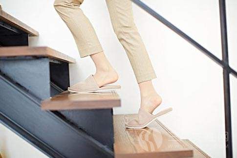 下蹲时脚跟不着地,偏瘫下蹲脚跟不着地怎么办