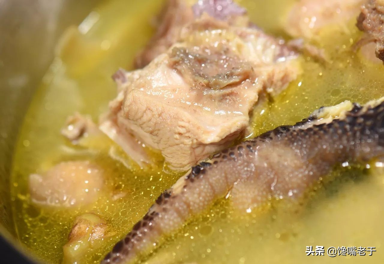 杀鸡时鸡肚里黄油是扔掉还是吃掉,杀鸡发现鸡肚子里有什么东西