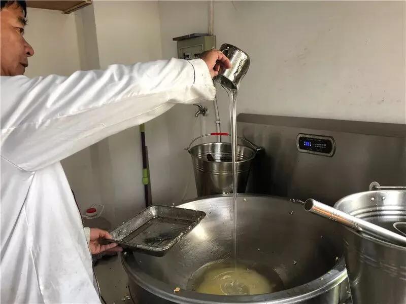 宁波这家小店的冻米糖又酥又香，老师傅做了40多年