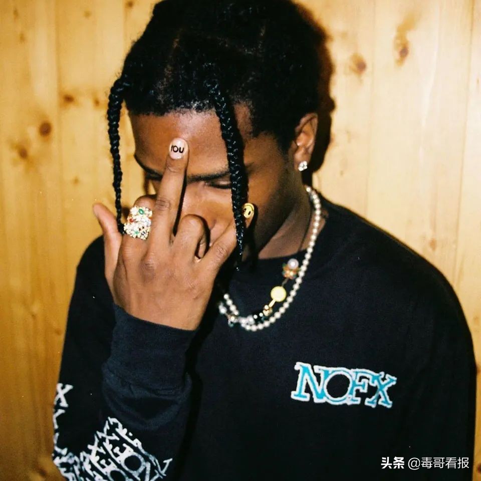 简约的首饰往往是穿搭的必杀技,首饰穿搭