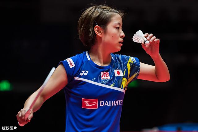 羽毛球最先在哪边发球,羽毛球发球区1-6号区的位置