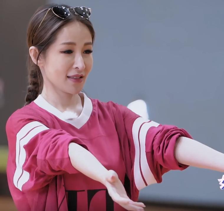 黄皓投篮砸到萧亚轩肚子，女神生气，小男友双手捂头像犯错小朋友