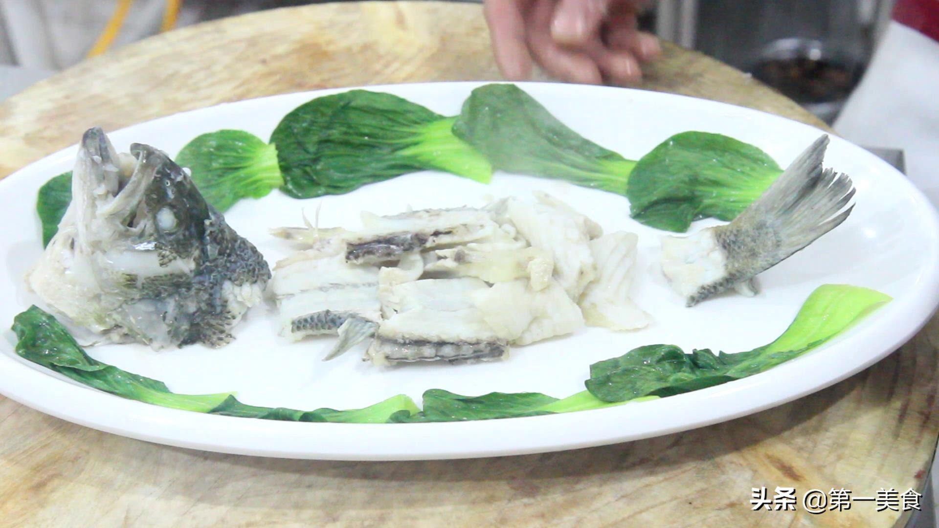 为什么饭店的鱼片滑嫩还不碎？关键在这一步，厨师长教你技巧