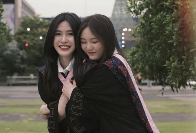 有种毕业照叫“人生赢家”，独苗男生成“新娘”，49个女生伴新郎