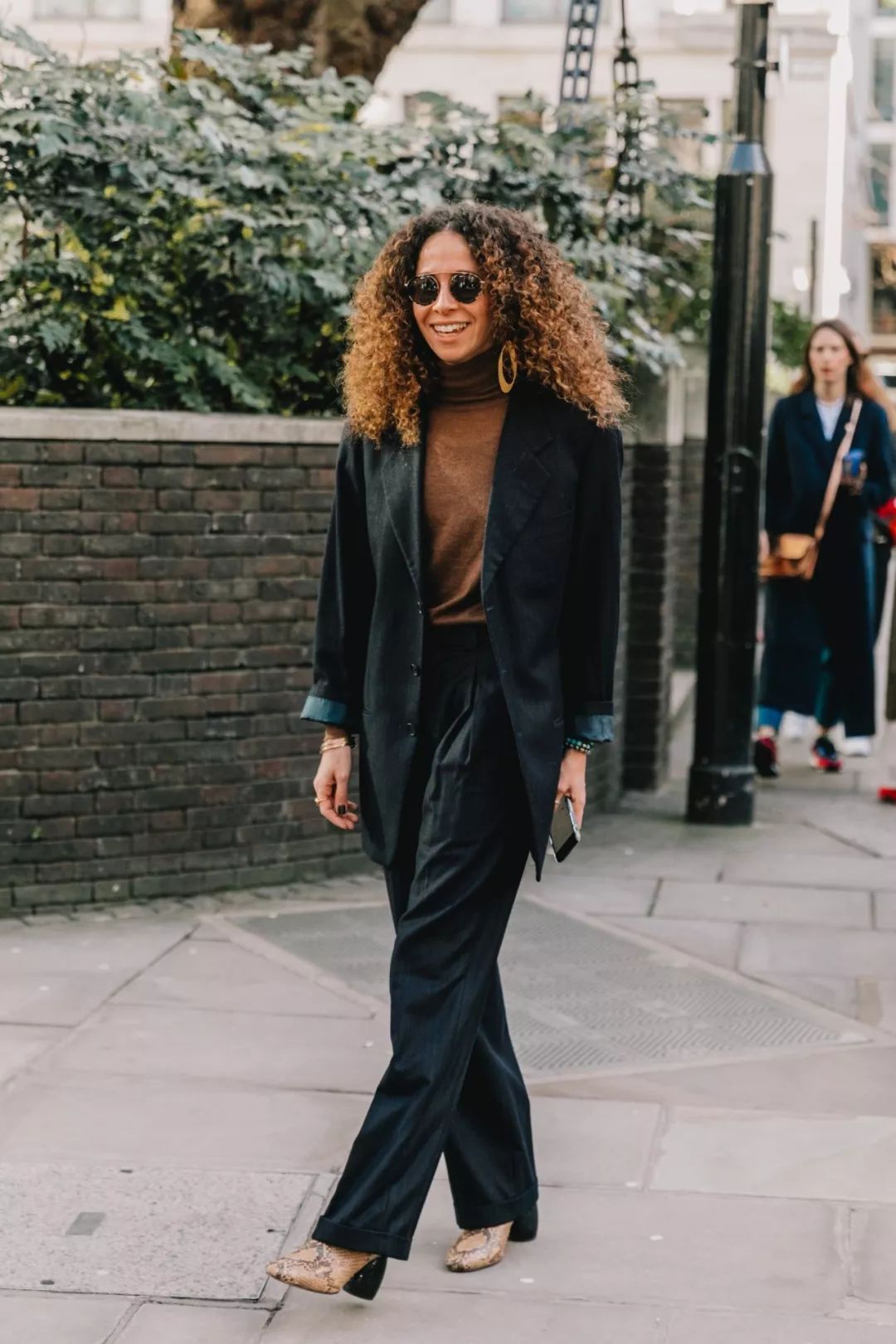 搭靴子穿的裙子秋冬款,裙子靴子秋冬搭配图