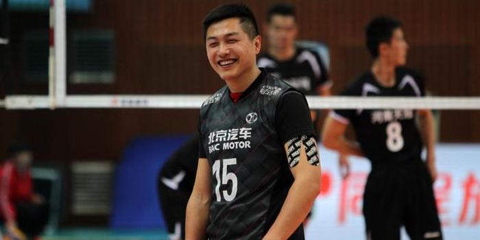 生于“足球城”大连的男排世界级自由人，运动生涯从守门员开始