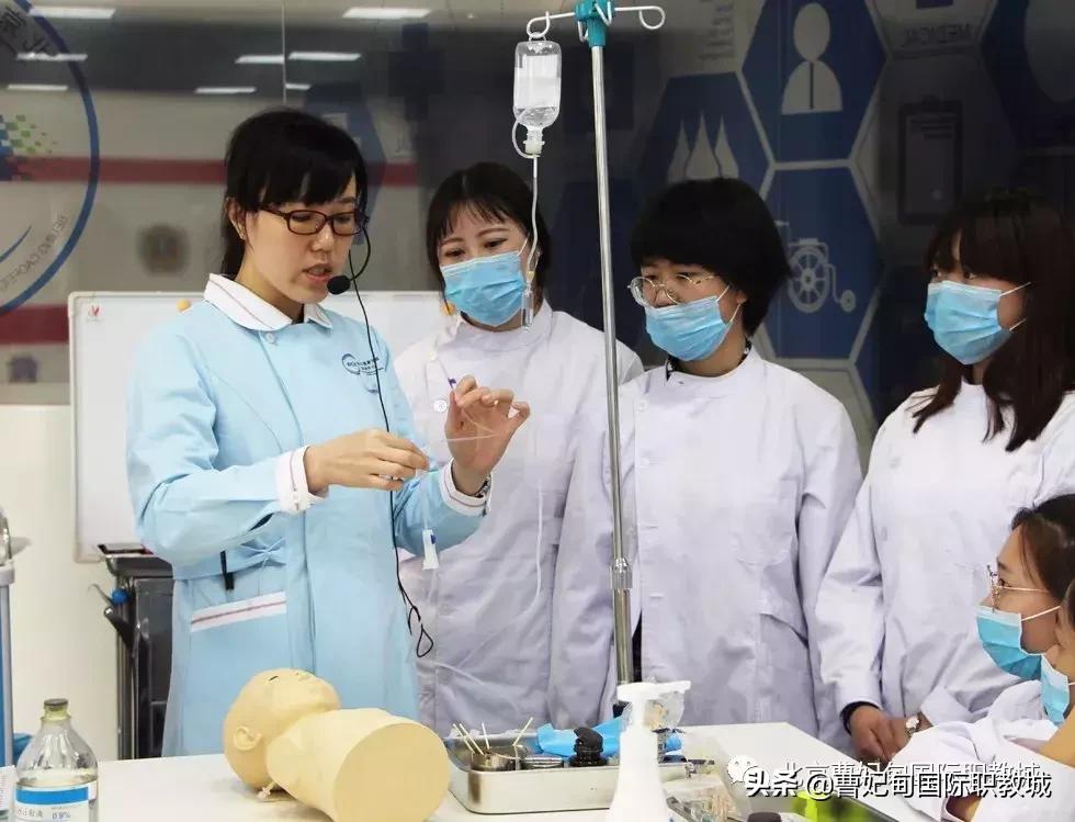 让我们走近白衣天使,走近白衣天使听听他们的心声