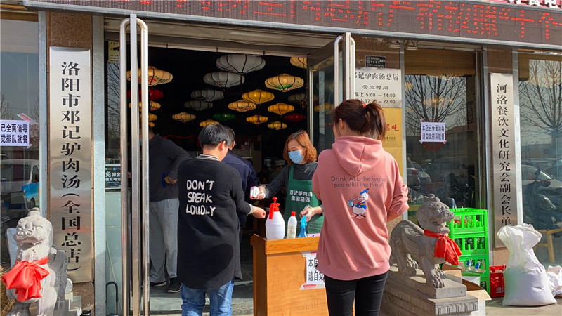 长途跋涉38公里，一人一桌还要量体温，这样的驴肉汤喝得值不值？