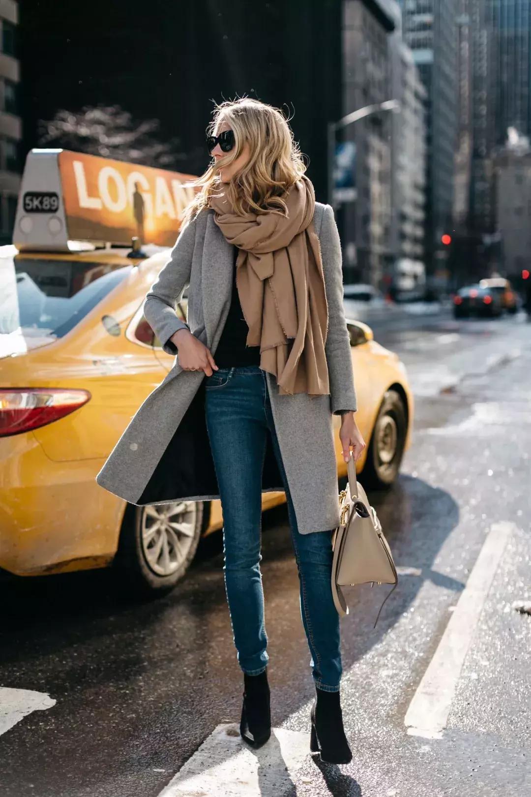 适合羽绒服显脸小围巾的系法,怎么给女生系围巾不会显脸小