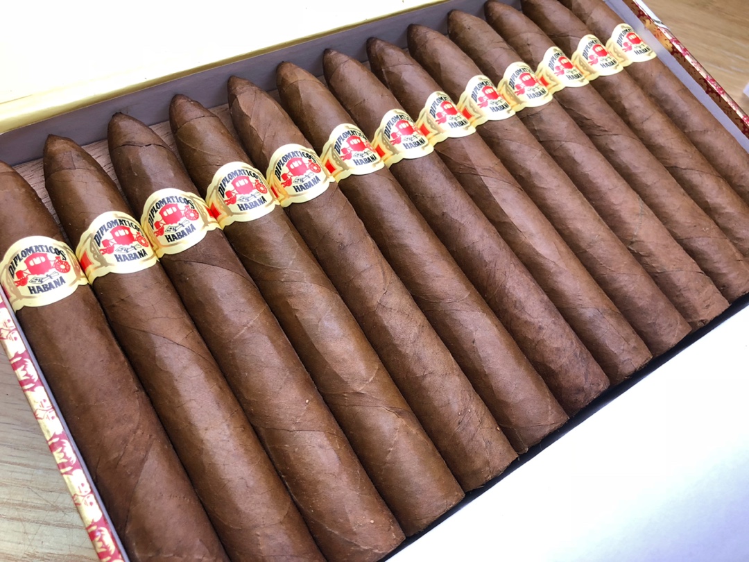 新年将至,别买光买瓜子了!来几盒25根的雪茄,你家备齐了吗