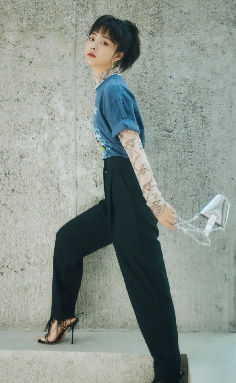 她出道14年，演《最好的我们》彻底走红，29岁曝美照少女可爱