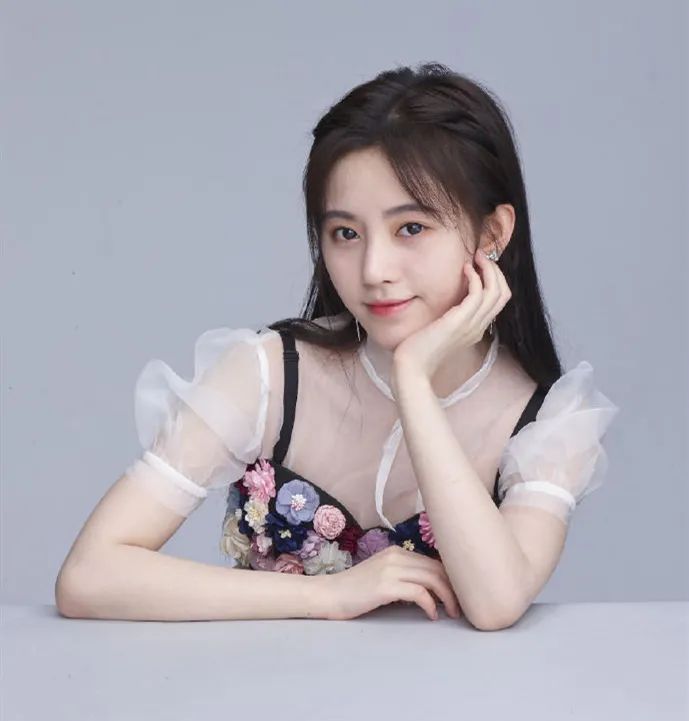 肤色暗沉的女生适合穿什么色彩,肤色偏黑女孩适合用什么色号口红